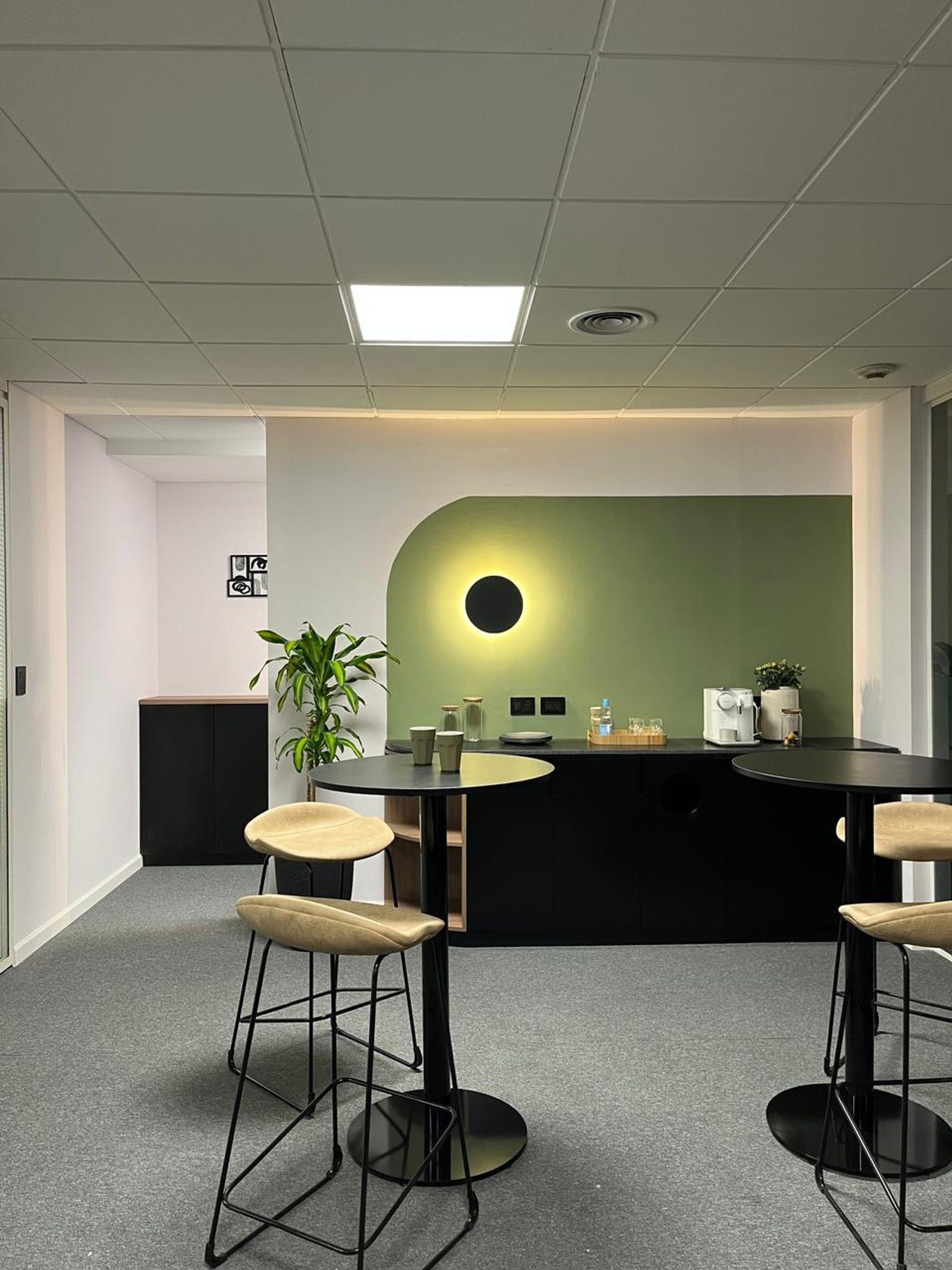 Escritório moderno com mesas altas e parede verde curva — projeto Oficinas Cordoba, por Arcucci Arquitectura, em Av. Córdoba